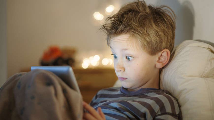 Studien pekar på att närvaron av små skärmar verkar påverka barns sömnvanor mer än tv. Foto: Shutterstock